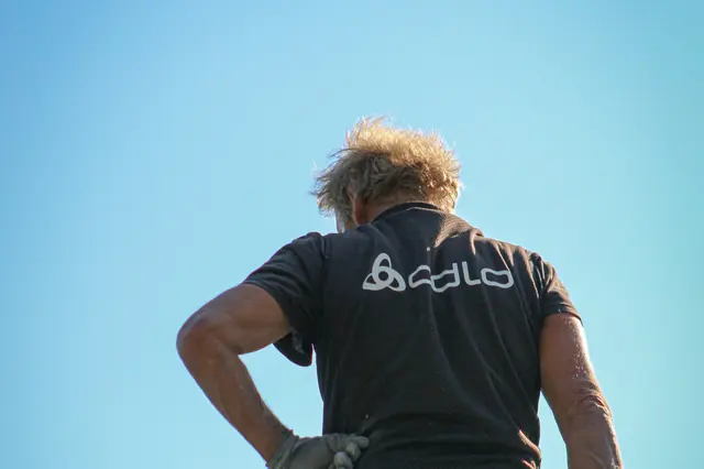 Dachdecker bei der Arbeit vor blauem Himmel