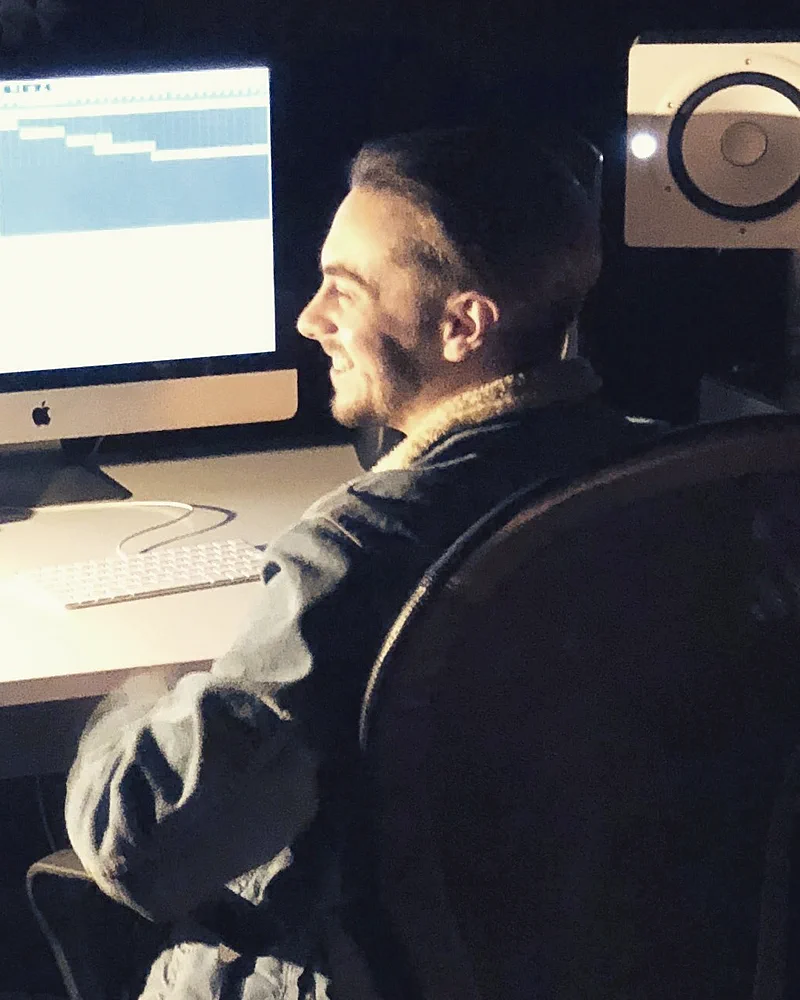 Samuel Varadinis, CEO und Gründer von Beyond Reality Entertainment, bei der Arbeit im Studio